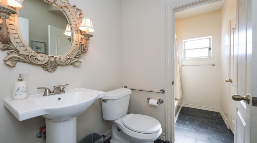 103 Yellowstone Lake Dr, Laredo, Texas 78041, 3 Bedrooms Bedrooms, 7 Rooms Rooms,2 BathroomsBathrooms,Residential,For Rent,103 Yellowstone Lake Dr,20261694