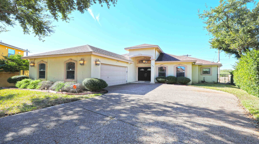 103 Yellowstone Lake Dr, Laredo, Texas 78041, 3 Bedrooms Bedrooms, 7 Rooms Rooms,2 BathroomsBathrooms,Residential,For Rent,103 Yellowstone Lake Dr,20261694