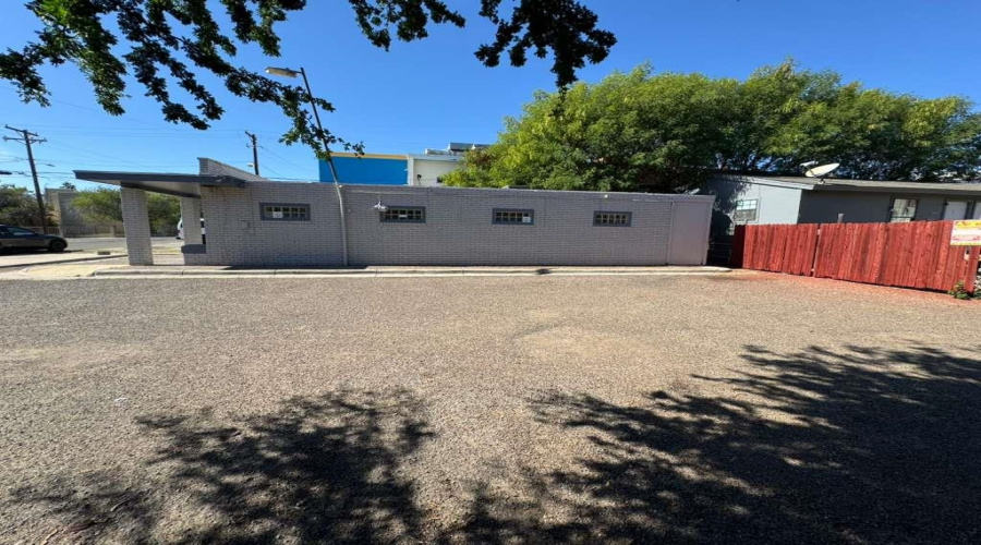 1006 Garfield St, Laredo, Texas 78040, 1 Room Rooms,2 BathroomsBathrooms,Commercial retail/office,For Rent,1006 Garfield St,20261698