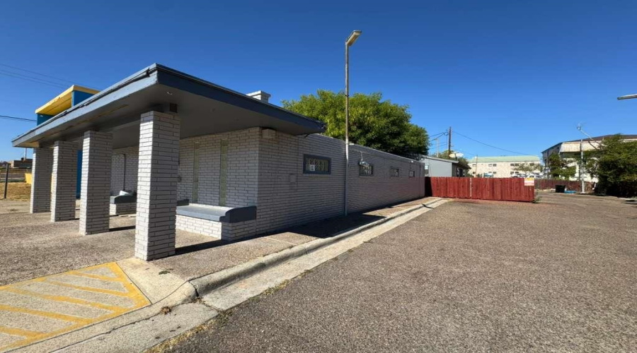 1006 Garfield St, Laredo, Texas 78040, 1 Room Rooms,2 BathroomsBathrooms,Commercial retail/office,For Rent,1006 Garfield St,20261698