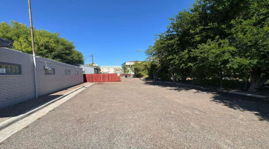 1006 Garfield St, Laredo, Texas 78040, 1 Room Rooms,2 BathroomsBathrooms,Commercial retail/office,For Rent,1006 Garfield St,20261698