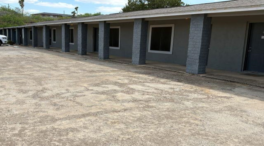 209 Lakeshore Dr, Zapata, Texas 78076, 6 Rooms Rooms,3 BathroomsBathrooms,Commercial retail/office,For Sale,209 Lakeshore Dr,20261699
