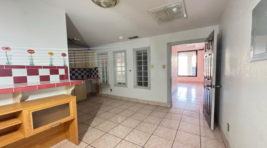 107 Calle Del Norte, LAREDO, Texas 78041, 1 Room Rooms,1 BathroomBathrooms,Commercial retail/office,For Rent,107 Calle Del Norte,20261703