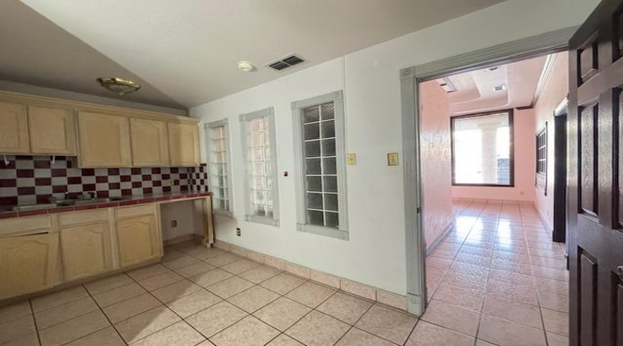 107 Calle Del Norte, LAREDO, Texas 78041, 1 Room Rooms,1 BathroomBathrooms,Commercial retail/office,For Rent,107 Calle Del Norte,20261703