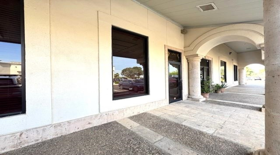 107 Calle Del Norte, LAREDO, Texas 78041, 1 Room Rooms,1 BathroomBathrooms,Commercial retail/office,For Rent,107 Calle Del Norte,20261703
