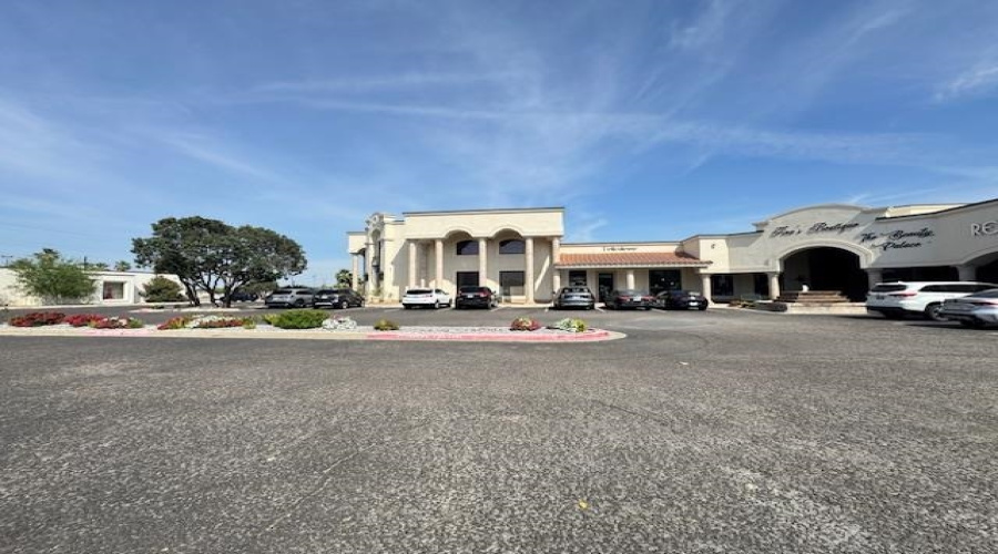 107 Calle Del Norte, LAREDO, Texas 78041, 1 Room Rooms,1 BathroomBathrooms,Commercial retail/office,For Rent,107 Calle Del Norte,20261703