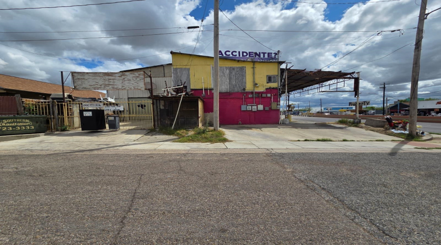 219 U.S. Hwy 83, LAREDO, Texas 78046, 1 Room Rooms,4 BathroomsBathrooms,Commercial retail/office,For Sale,219 U.S. Hwy 83,20261711