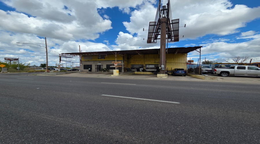 219 U.S. Hwy 83, LAREDO, Texas 78046, 1 Room Rooms,4 BathroomsBathrooms,Commercial retail/office,For Sale,219 U.S. Hwy 83,20261711