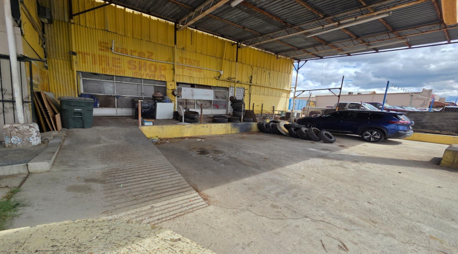 219 U.S. Hwy 83, LAREDO, Texas 78046, 1 Room Rooms,4 BathroomsBathrooms,Commercial retail/office,For Sale,219 U.S. Hwy 83,20261711