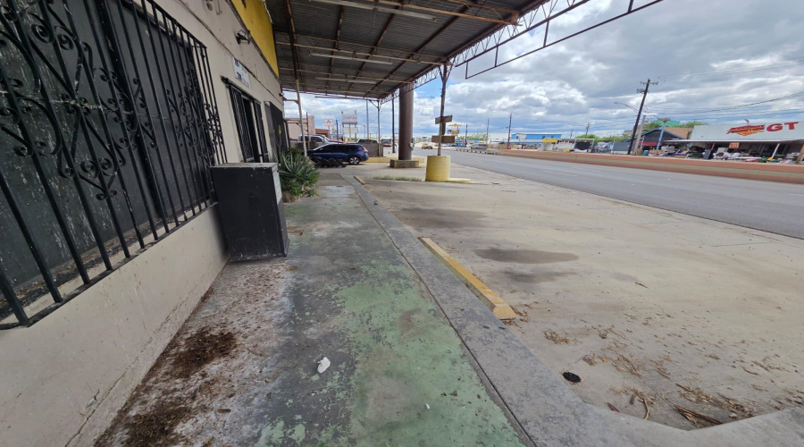 219 U.S. Hwy 83, LAREDO, Texas 78046, 1 Room Rooms,4 BathroomsBathrooms,Commercial retail/office,For Sale,219 U.S. Hwy 83,20261711