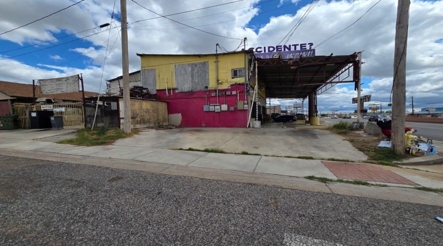 219 U.S. Hwy 83, LAREDO, Texas 78046, 1 Room Rooms,4 BathroomsBathrooms,Commercial retail/office,For Sale,219 U.S. Hwy 83,20261711