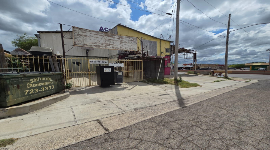 219 U.S. Hwy 83, LAREDO, Texas 78046, 1 Room Rooms,4 BathroomsBathrooms,Commercial retail/office,For Sale,219 U.S. Hwy 83,20261711