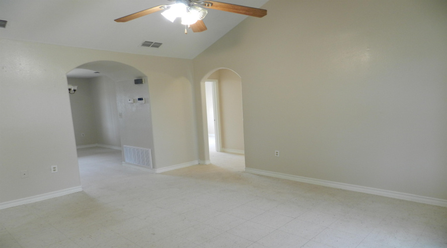 5743 St Charles Lp, Laredo, Texas 78046-8077, 3 Bedrooms Bedrooms, 5 Rooms Rooms,2 BathroomsBathrooms,Residential,For Sale,5743 St Charles Lp,20261705
