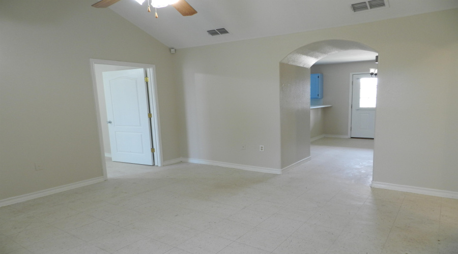 5743 St Charles Lp, Laredo, Texas 78046-8077, 3 Bedrooms Bedrooms, 5 Rooms Rooms,2 BathroomsBathrooms,Residential,For Sale,5743 St Charles Lp,20261705