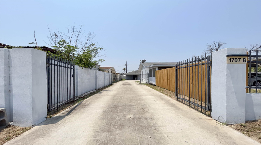 1707 Delmar St., ZAPATA, Texas 78076, 2 Bedrooms Bedrooms, 3 Rooms Rooms,1 BathroomBathrooms,Residential,For Rent,1707 Delmar St.,20261712