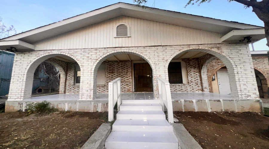 3509 Springfield Ave, Laredo, Texas 78040, 3 Bedrooms Bedrooms, 5 Rooms Rooms,2 BathroomsBathrooms,Residential,For Rent,3509 Springfield Ave,20261728