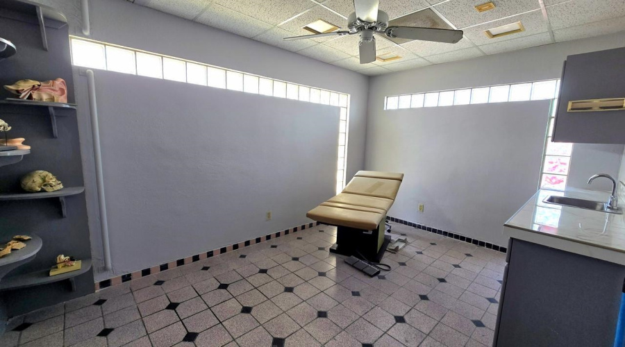 220 W Hillside Rd, laredo, Texas 78041, 1 Room Rooms,4 BathroomsBathrooms,Commercial retail/office,For Rent,220 W Hillside Rd,20261735