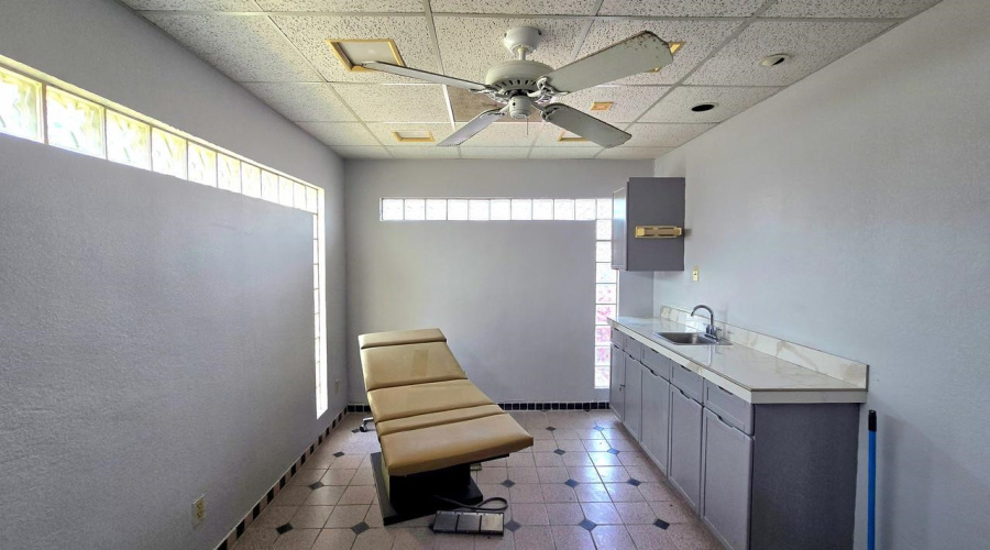 220 W Hillside Rd, laredo, Texas 78041, 1 Room Rooms,4 BathroomsBathrooms,Commercial retail/office,For Rent,220 W Hillside Rd,20261735