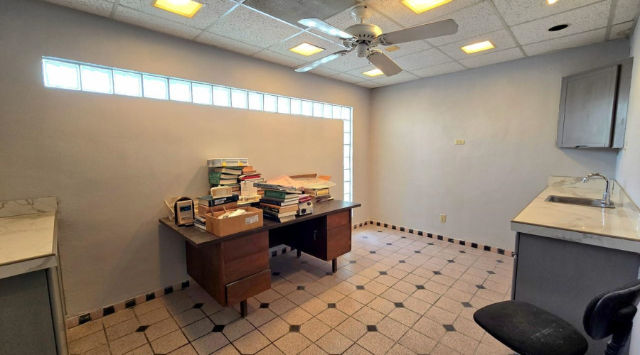 220 W Hillside Rd, laredo, Texas 78041, 1 Room Rooms,4 BathroomsBathrooms,Commercial retail/office,For Rent,220 W Hillside Rd,20261735