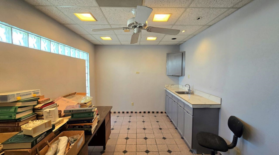 220 W Hillside Rd, laredo, Texas 78041, 1 Room Rooms,4 BathroomsBathrooms,Commercial retail/office,For Rent,220 W Hillside Rd,20261735