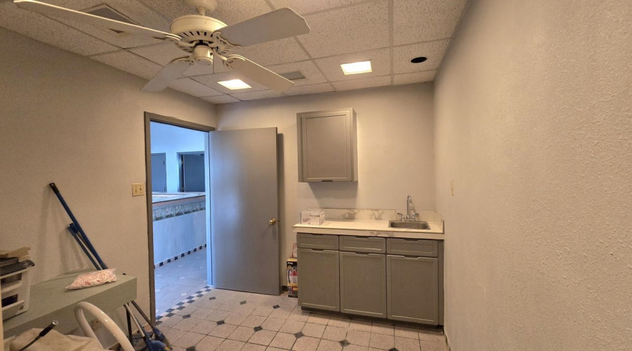 220 W Hillside Rd, laredo, Texas 78041, 1 Room Rooms,4 BathroomsBathrooms,Commercial retail/office,For Rent,220 W Hillside Rd,20261735