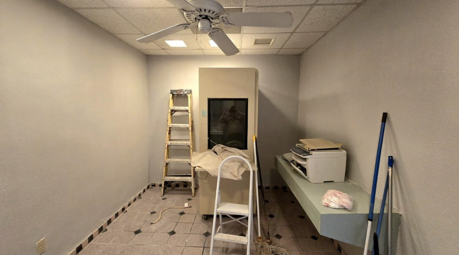 220 W Hillside Rd, laredo, Texas 78041, 1 Room Rooms,4 BathroomsBathrooms,Commercial retail/office,For Rent,220 W Hillside Rd,20261735