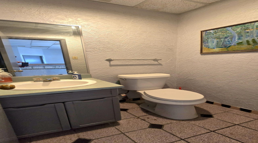 220 W Hillside Rd, laredo, Texas 78041, 1 Room Rooms,4 BathroomsBathrooms,Commercial retail/office,For Rent,220 W Hillside Rd,20261735