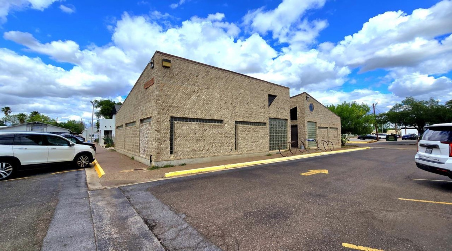 220 W Hillside Rd, laredo, Texas 78041, 1 Room Rooms,4 BathroomsBathrooms,Commercial retail/office,For Rent,220 W Hillside Rd,20261735