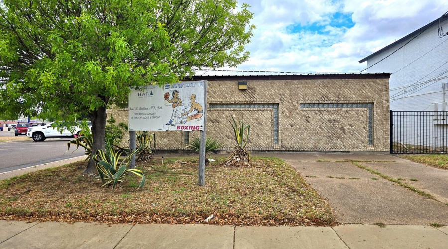 220 W Hillside Rd, laredo, Texas 74801, 1 Room Rooms,2 BathroomsBathrooms,Commercial retail/office,For Rent,220 W Hillside Rd,20261736