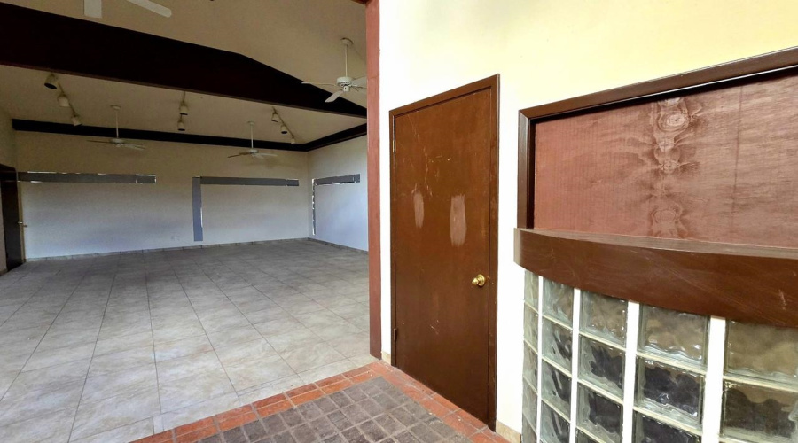 220 W Hillside Rd, laredo, Texas 74801, 1 Room Rooms,2 BathroomsBathrooms,Commercial retail/office,For Rent,220 W Hillside Rd,20261736