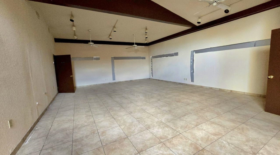 220 W Hillside Rd, laredo, Texas 74801, 1 Room Rooms,2 BathroomsBathrooms,Commercial retail/office,For Rent,220 W Hillside Rd,20261736