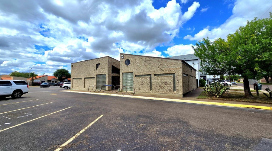 220 W Hillside Rd, laredo, Texas 74801, 1 Room Rooms,2 BathroomsBathrooms,Commercial retail/office,For Rent,220 W Hillside Rd,20261736
