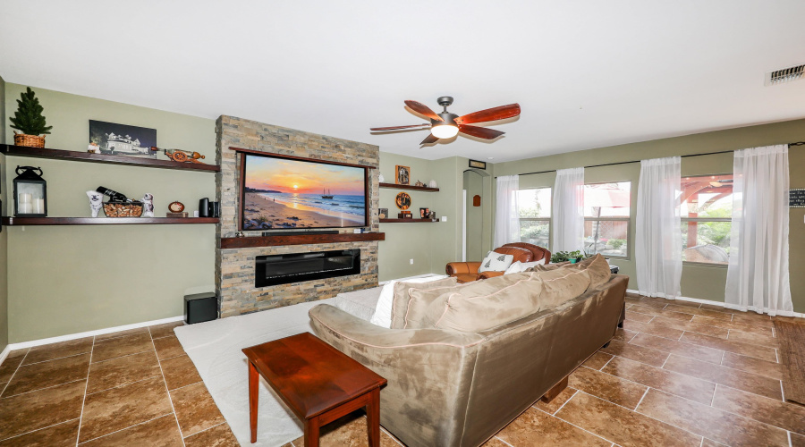 217 Washingtonia Dr, Laredo, Texas 78045, 4 Bedrooms Bedrooms, 9 Rooms Rooms,2 BathroomsBathrooms,Residential,For Sale,217 Washingtonia Dr,20261740