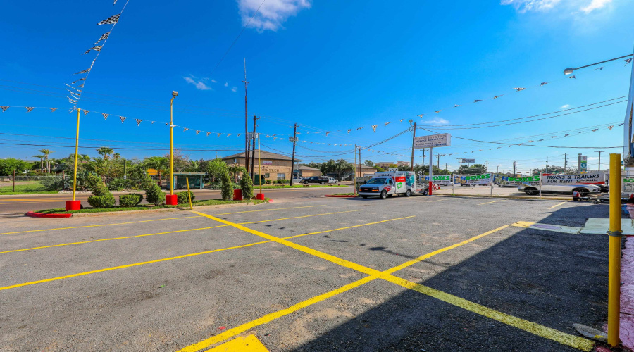 1613 Calle Del Norte, Laredo, Texas 78041-5933, 1 Room Rooms,4 BathroomsBathrooms,Commercial retail/office,For Sale,1613 Calle Del Norte,20261748