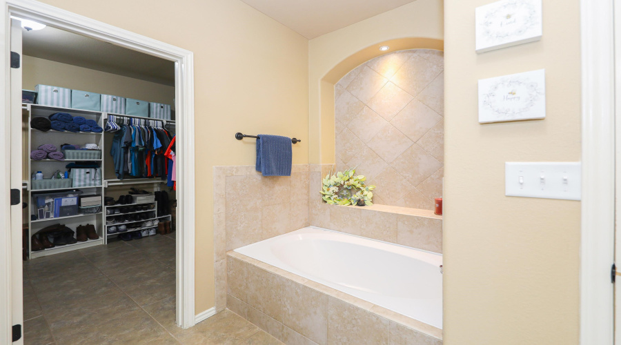 421 Windmill Palm, Laredo, Texas 78045, 5 Bedrooms Bedrooms, 9 Rooms Rooms,3 BathroomsBathrooms,Residential,For Sale,421 Windmill Palm,20261743