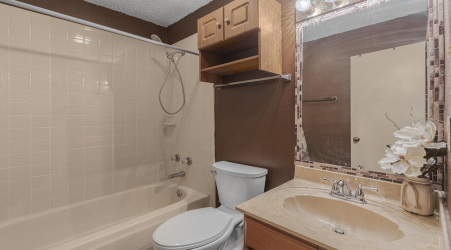 1425 Longhorn Dr, Laredo, Texas 78045, 3 Bedrooms Bedrooms, 5 Rooms Rooms,2 BathroomsBathrooms,Residential,For Sale,1425 Longhorn Dr,20261749