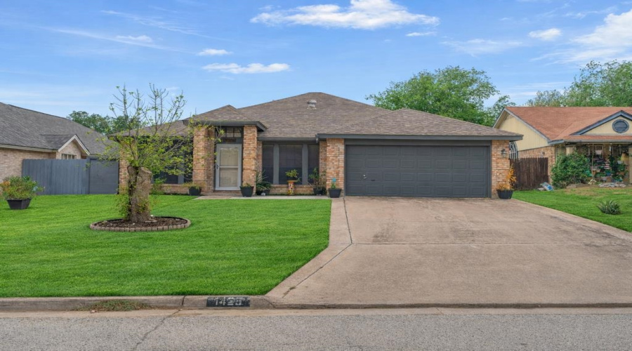 1425 Longhorn Dr, Laredo, Texas 78045, 3 Bedrooms Bedrooms, 5 Rooms Rooms,2 BathroomsBathrooms,Residential,For Sale,1425 Longhorn Dr,20261749