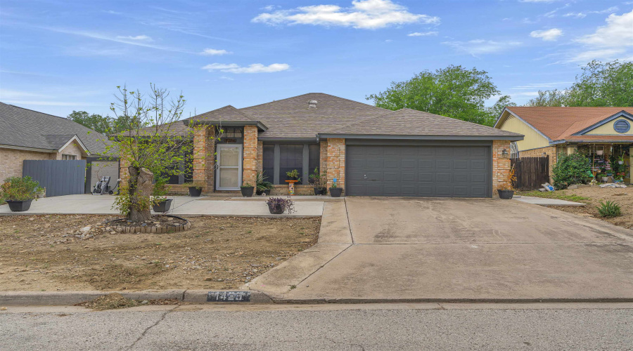 1425 Longhorn Dr, Laredo, Texas 78045, 3 Bedrooms Bedrooms, 5 Rooms Rooms,2 BathroomsBathrooms,Residential,For Sale,1425 Longhorn Dr,20261749