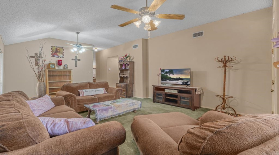 1425 Longhorn Dr, Laredo, Texas 78045, 3 Bedrooms Bedrooms, 5 Rooms Rooms,2 BathroomsBathrooms,Residential,For Sale,1425 Longhorn Dr,20261749