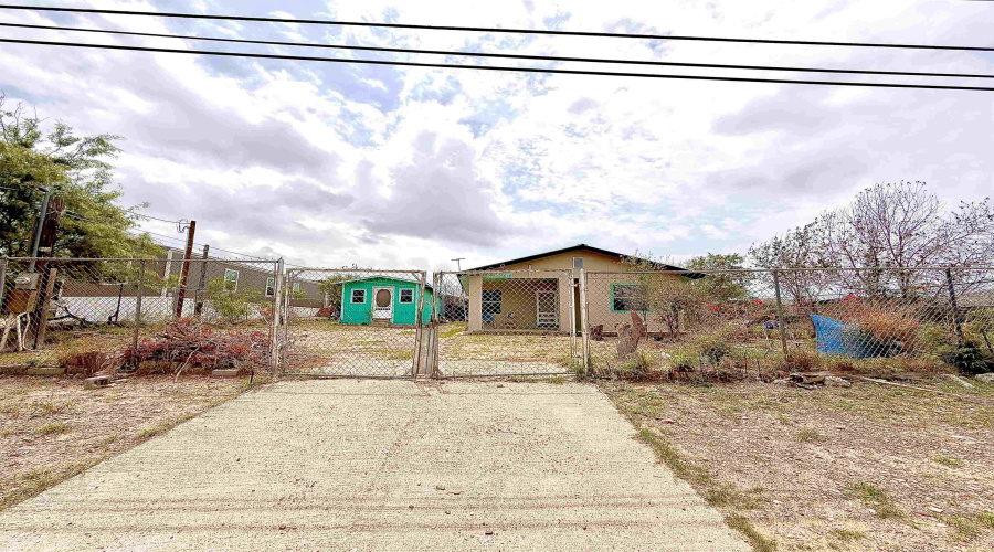 614 Morales, El Cenizo, Texas 78046, ,Multi-family,For Sale,614 Morales,20261758