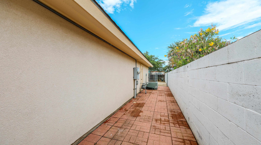 814 Chalan Dr, Laredo, Texas 78045, 3 Bedrooms Bedrooms, 6 Rooms Rooms,2 BathroomsBathrooms,Residential,For Sale,814 Chalan Dr,20261665