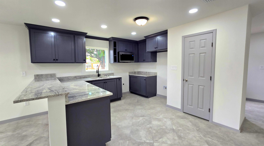 1017 1/2 E Lyon St, Laredo, Texas 78040, 5 Bedrooms Bedrooms, 6 Rooms Rooms,4 BathroomsBathrooms,Residential,For Sale,1017 1/2 E Lyon St,20261773