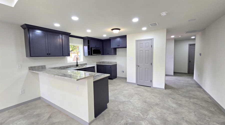 1017 1/2 E Lyon St, Laredo, Texas 78040, 5 Bedrooms Bedrooms, 6 Rooms Rooms,4 BathroomsBathrooms,Residential,For Sale,1017 1/2 E Lyon St,20261773