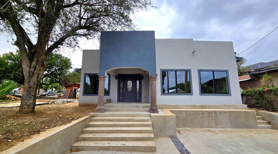 1017 1/2 E Lyon St, Laredo, Texas 78040, 5 Bedrooms Bedrooms, 6 Rooms Rooms,4 BathroomsBathrooms,Residential,For Sale,1017 1/2 E Lyon St,20261773