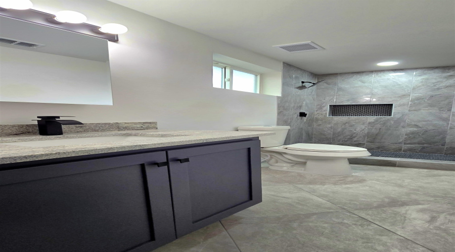 1017 1/2 E Lyon St, Laredo, Texas 78040, 5 Bedrooms Bedrooms, 6 Rooms Rooms,4 BathroomsBathrooms,Residential,For Sale,1017 1/2 E Lyon St,20261773