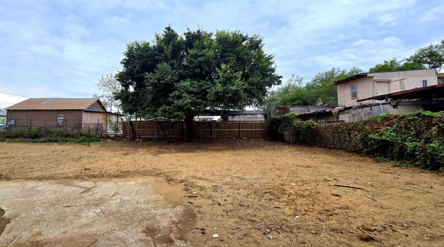 1017 1/2 E Lyon St, Laredo, Texas 78040, 5 Bedrooms Bedrooms, 6 Rooms Rooms,4 BathroomsBathrooms,Residential,For Sale,1017 1/2 E Lyon St,20261773