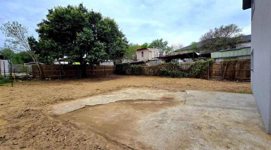 1017 1/2 E Lyon St, Laredo, Texas 78040, 5 Bedrooms Bedrooms, 6 Rooms Rooms,4 BathroomsBathrooms,Residential,For Sale,1017 1/2 E Lyon St,20261773