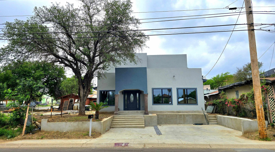 1017 1/2 E Lyon St, Laredo, Texas 78040, 5 Bedrooms Bedrooms, 6 Rooms Rooms,4 BathroomsBathrooms,Residential,For Sale,1017 1/2 E Lyon St,20261773