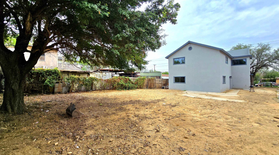 1017 1/2 E Lyon St, Laredo, Texas 78040, 5 Bedrooms Bedrooms, 6 Rooms Rooms,4 BathroomsBathrooms,Residential,For Sale,1017 1/2 E Lyon St,20261773