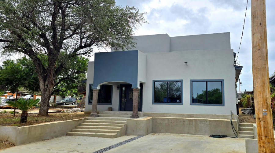 1017 1/2 E Lyon St, Laredo, Texas 78040, 5 Bedrooms Bedrooms, 6 Rooms Rooms,4 BathroomsBathrooms,Residential,For Sale,1017 1/2 E Lyon St,20261773